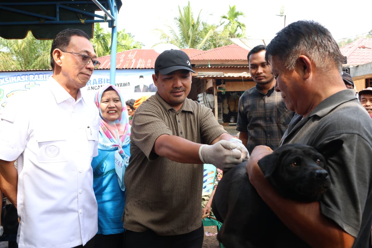 Bupati Tapsel Buka Vaksinasi Rabies Massal, Targetkan Tapsel Bebas Rabies 2029
