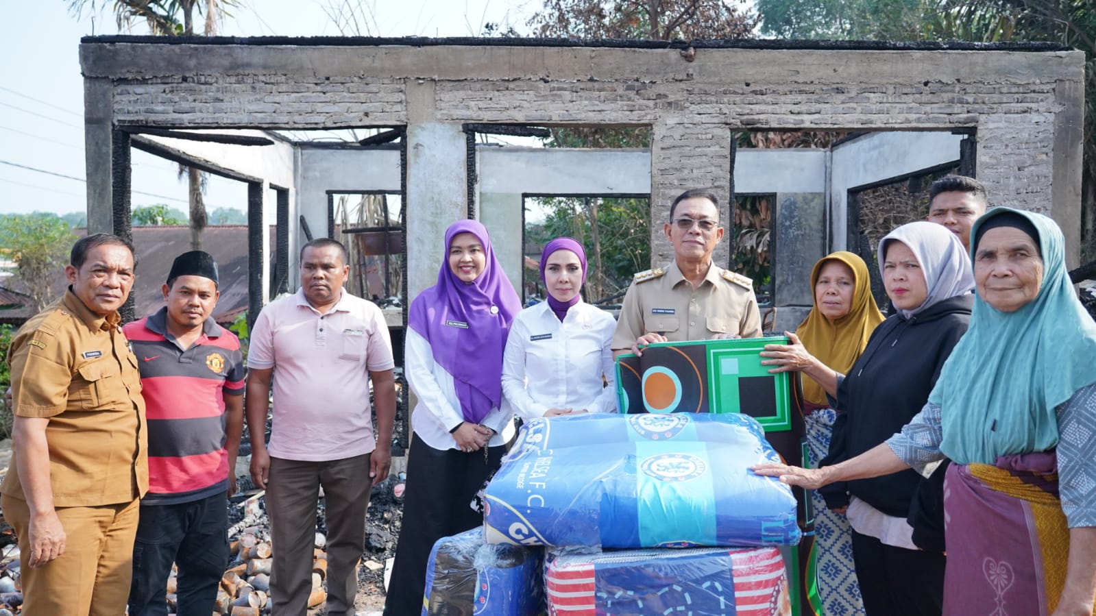 Bupati Tapsel Serahkan Bantuan Awal kepada Korban Kebakaran di Desa Situmba